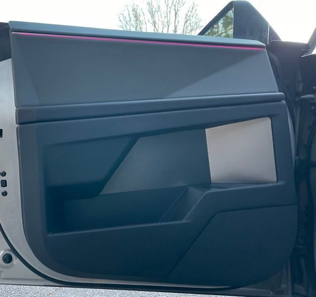 Used 2025 Tesla Cybertruck 2WD Crew Cab image 15