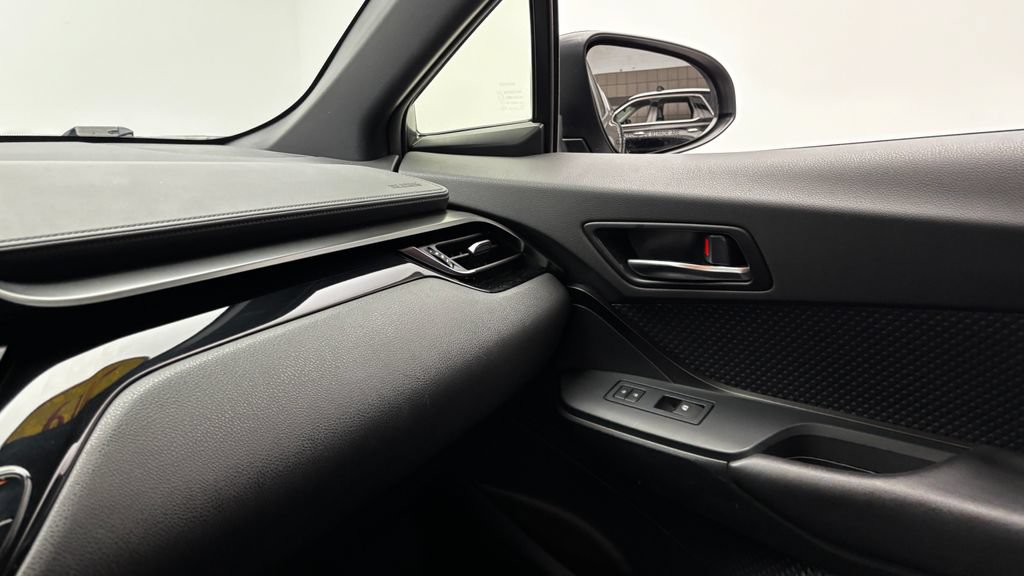 Used 2019 Toyota C-HR LE FWD image 23