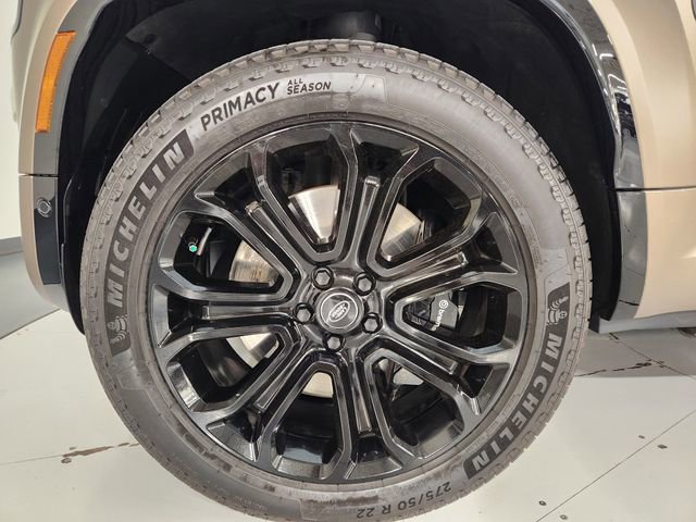 Used 2025 Land Rover Defender 110 image 8