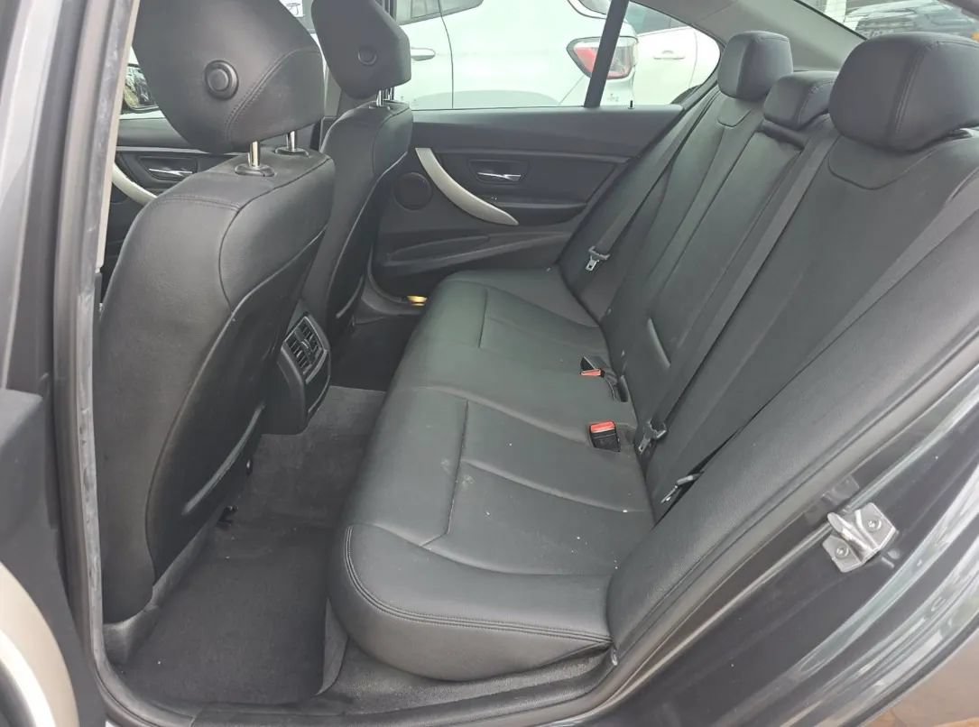 Used 2016 BMW 320i Sedan RWD image 9