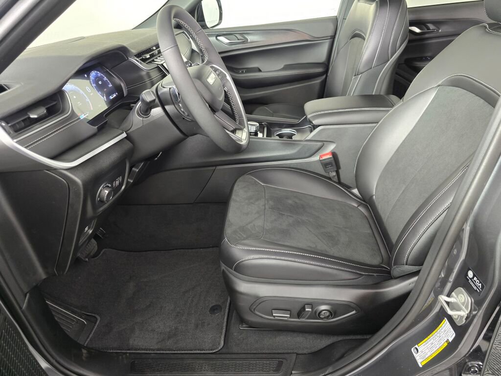 New 2025 Jeep Grand Cherokee Altitude image 16