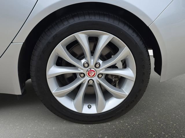 Used 2018 Jaguar XF Premium image 36