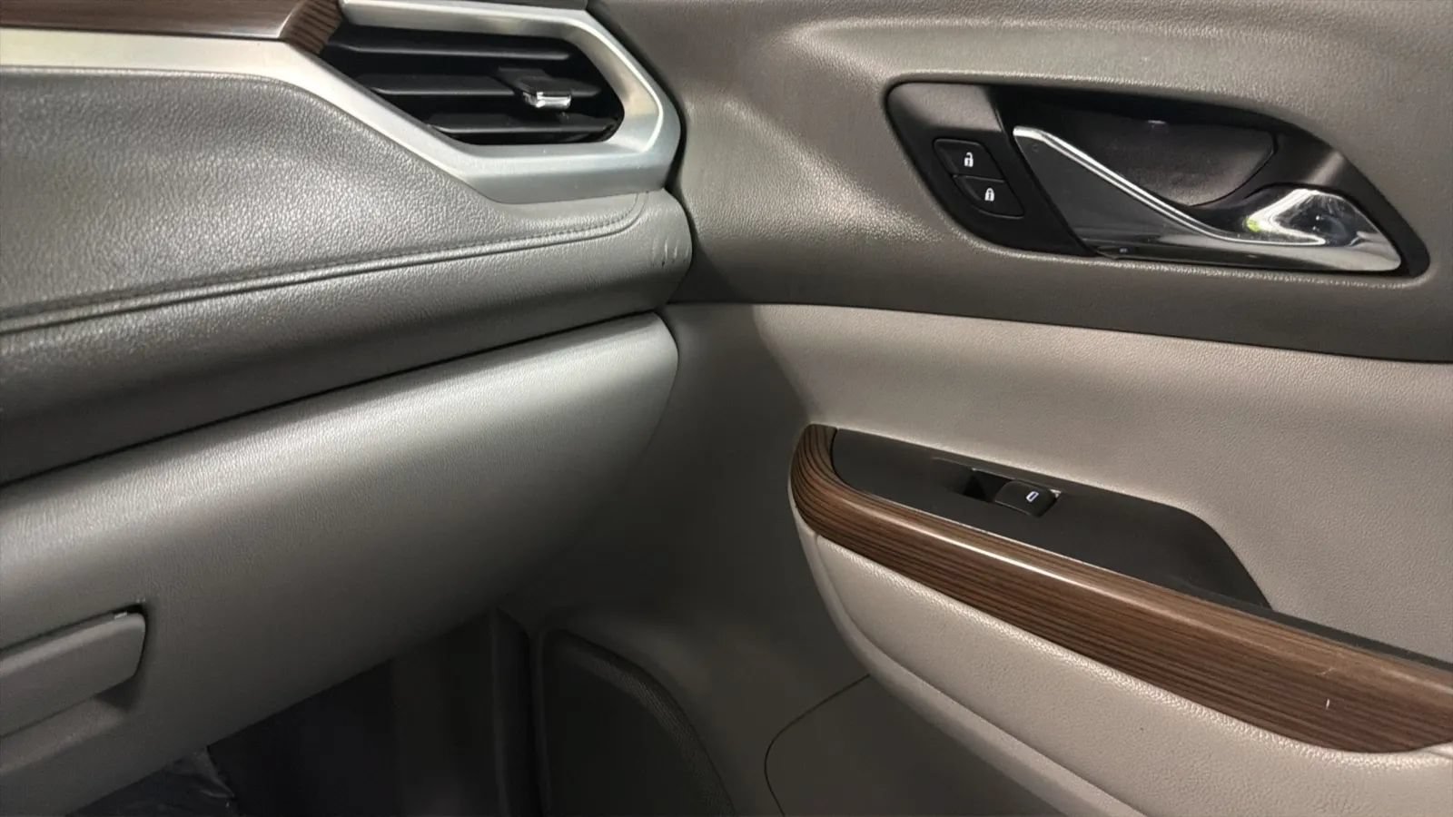 Used 2018 GMC Acadia SLE FWD image 16