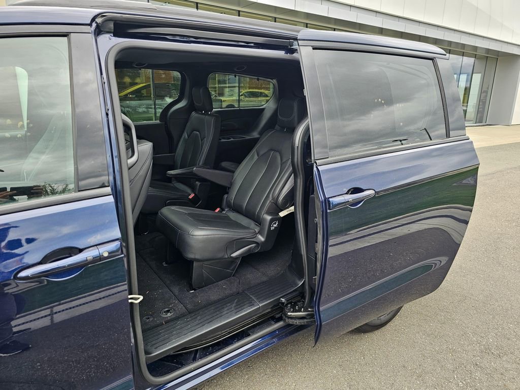 Used 2020 Chrysler Pacifica Touring-L Plus w/ Advanced Safetytec Group image 16