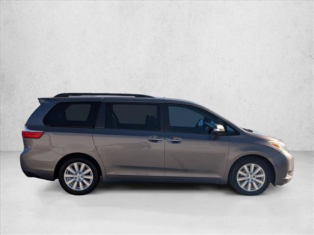 Used 2017 Toyota Sienna Limited w/ Preferred Accessory Package FWD image 4