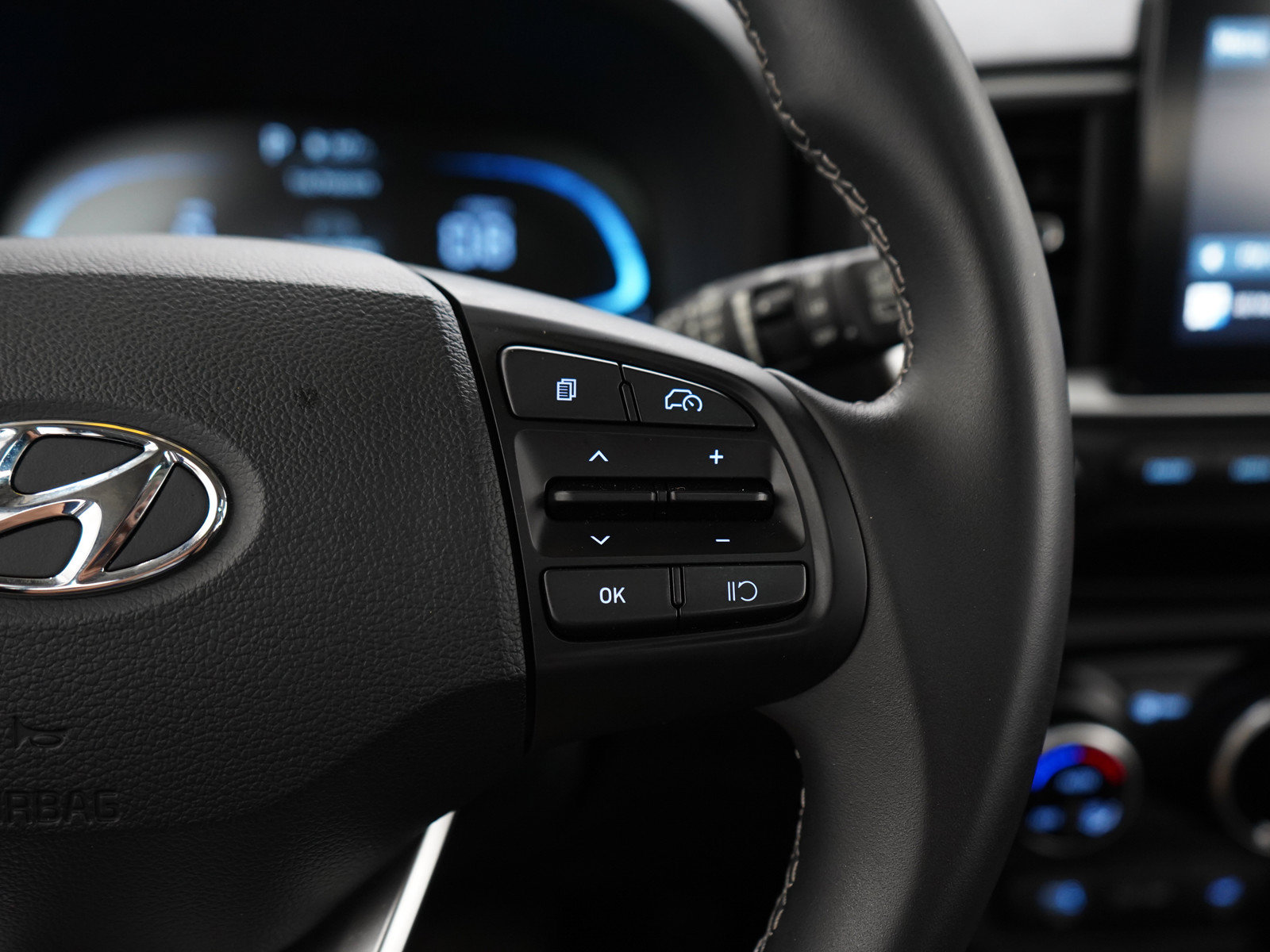 Certified 2025 Hyundai Venue SEL FWD image 25