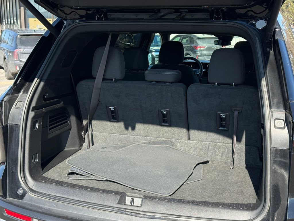 Used 2024 Chevrolet Traverse LT image 15