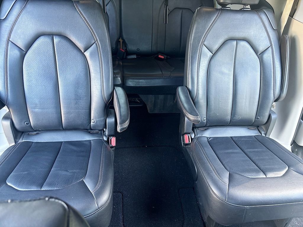 Used 2019 Chrysler Pacifica Touring-L image 22