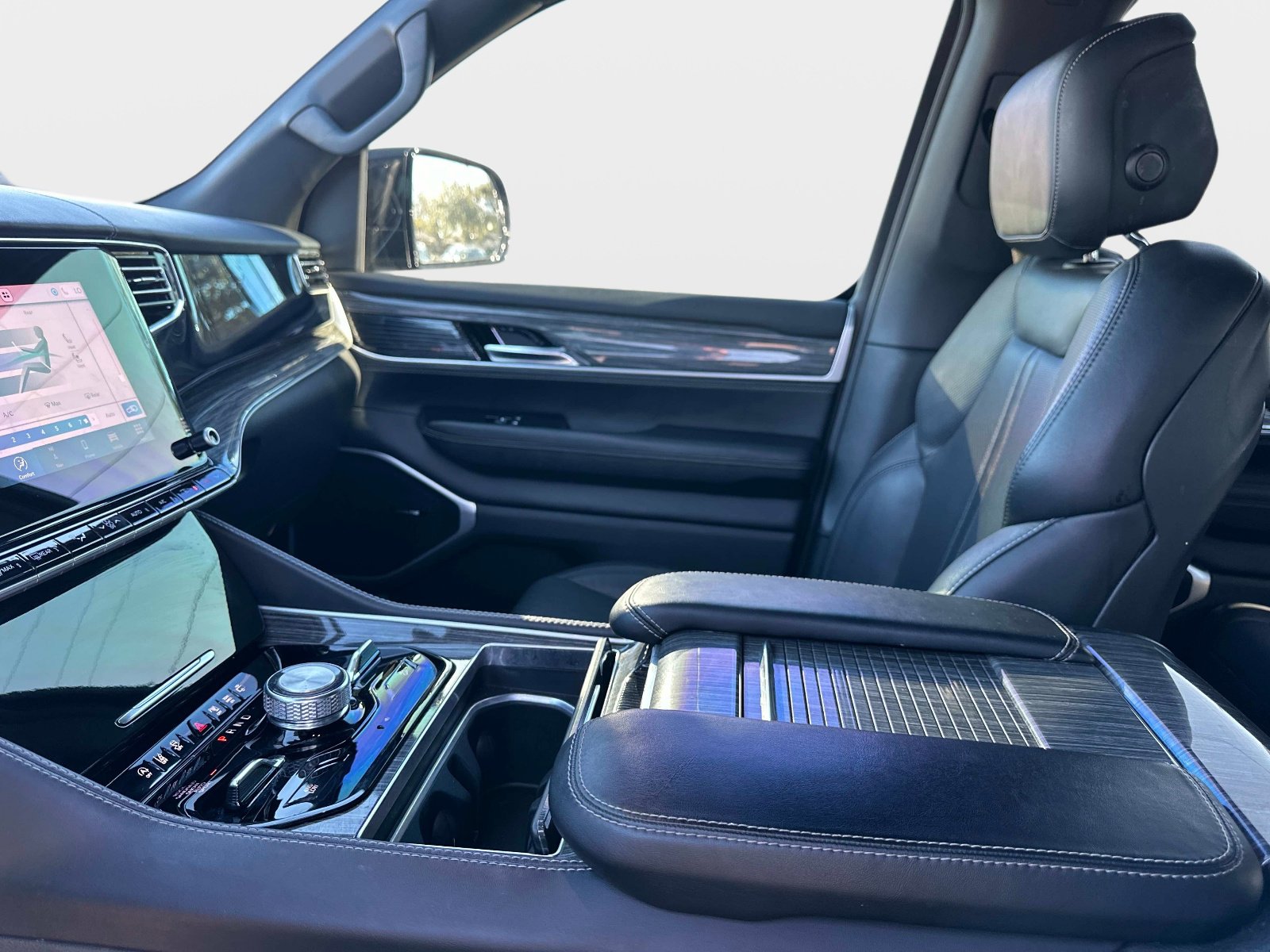 Used 2022 Jeep Wagoneer Series III w/ Flexible Seating Group image 23