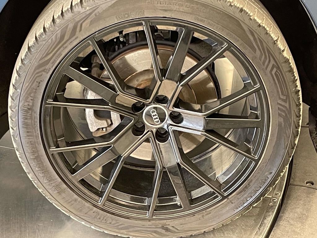 Used 2020 Audi Q8 Prestige w/ Prestige Package image 12