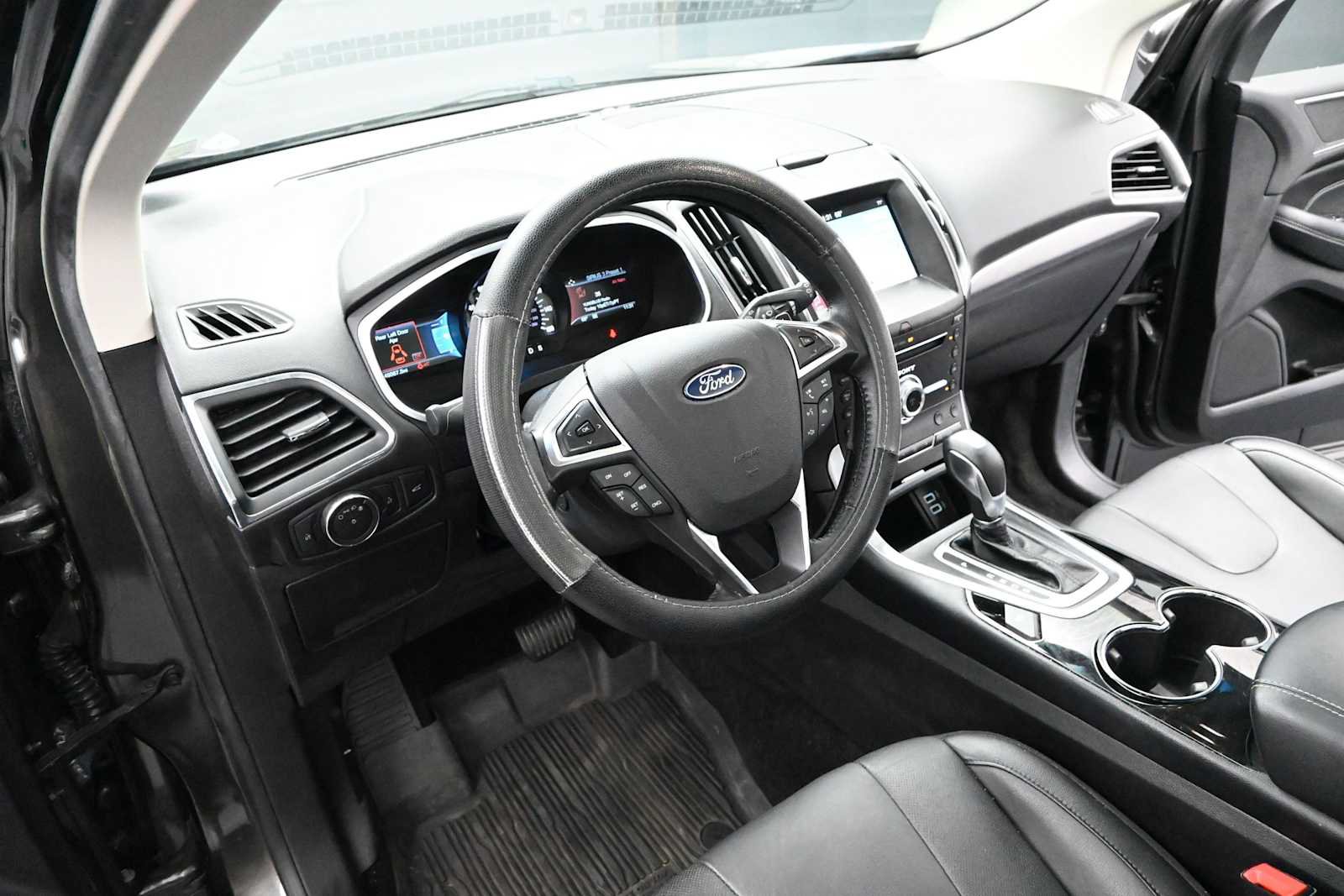 Used 2018 Ford Edge Titanium w/ Equipment Group 301A AWD/4WD image 10