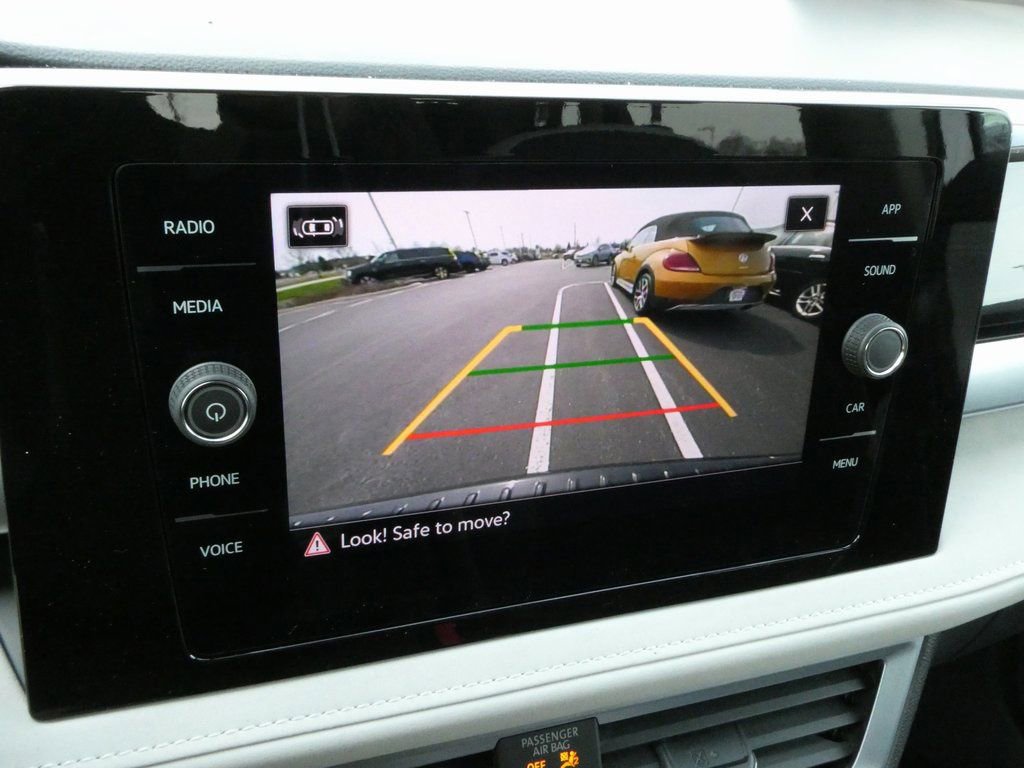 Certified 2025 Volkswagen Taos SE image 8