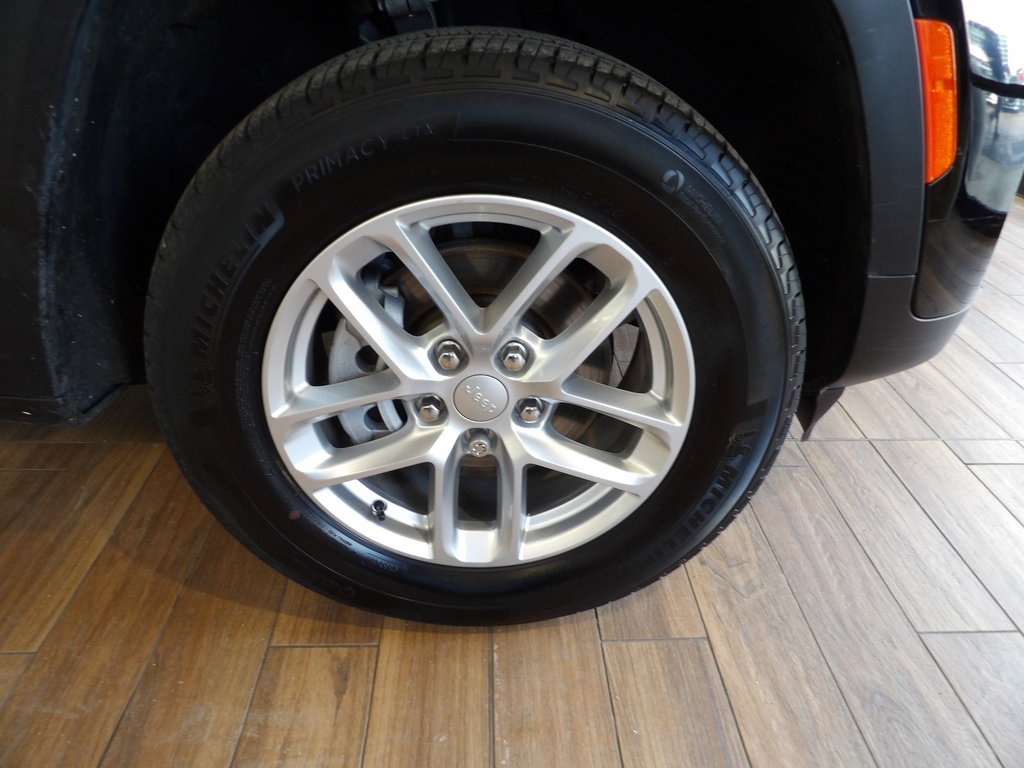 Used 2025 Jeep Grand Cherokee Laredo X w/ Luxury Tech Group I image 4