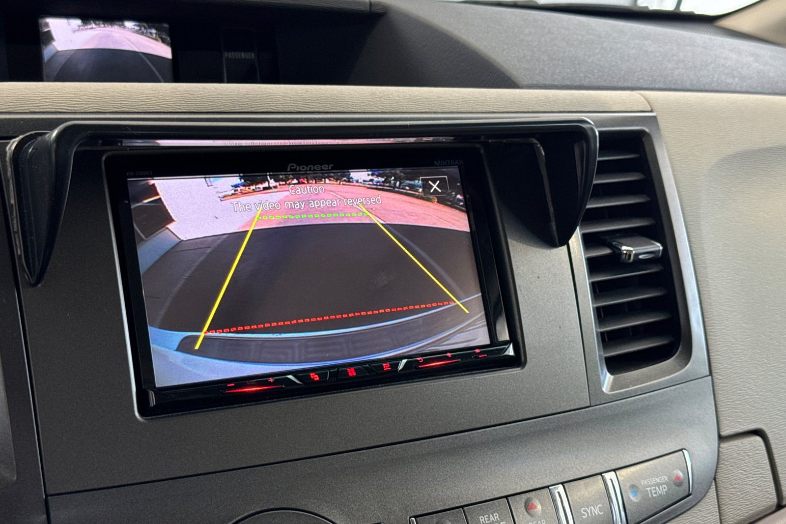 Used 2011 Toyota Sienna XLE FWD image 26
