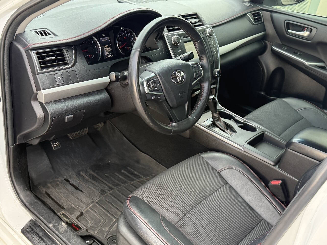 Used 2017 Toyota Camry SE FWD image 2
