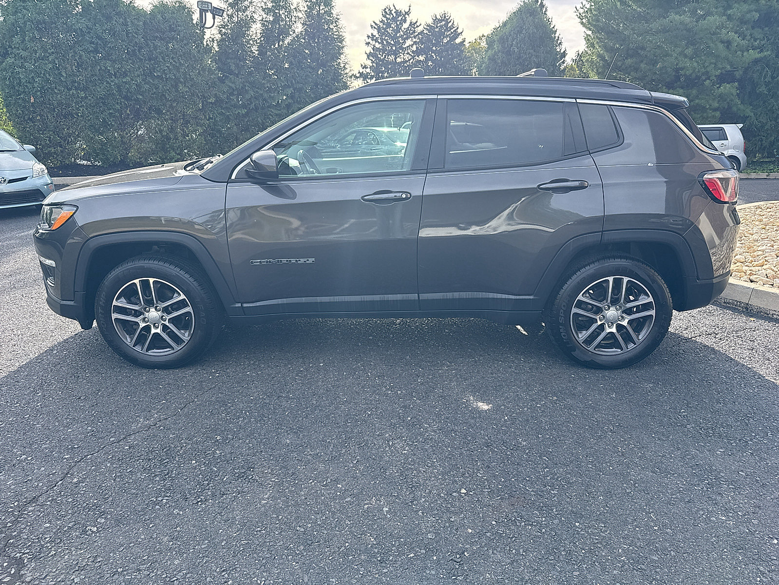 Used 2019 Jeep Compass Latitude w/ Popular Equipment Group AWD/4WD image 3