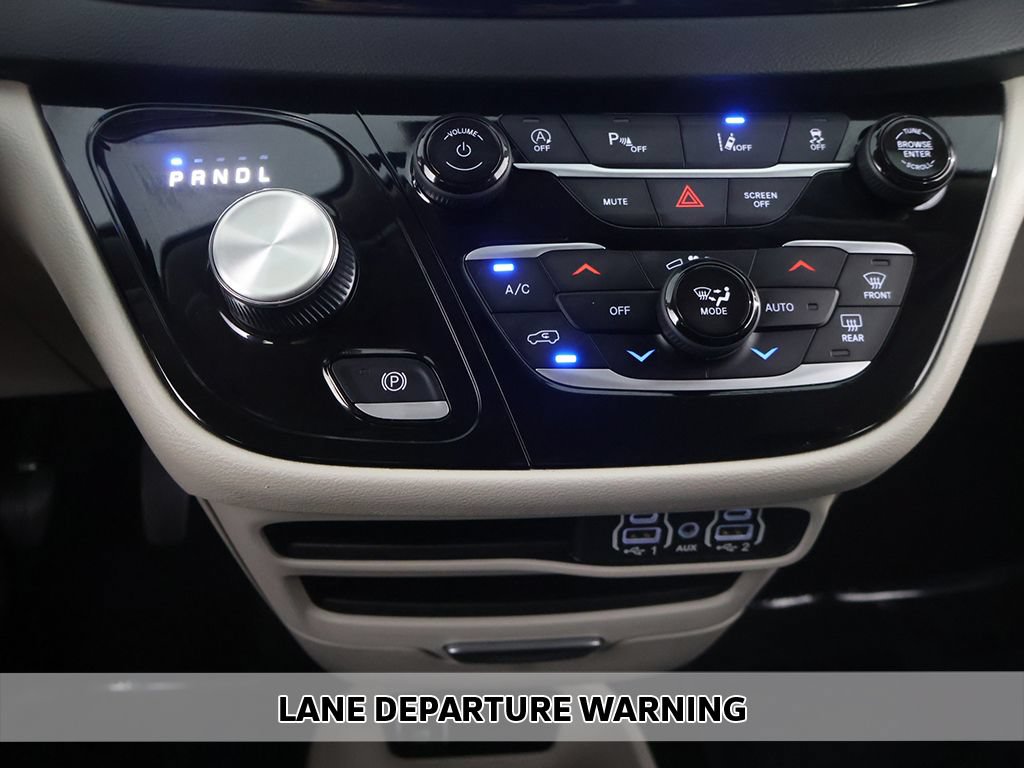 Used 2024 Chrysler Pacifica Touring-L FWD image 5