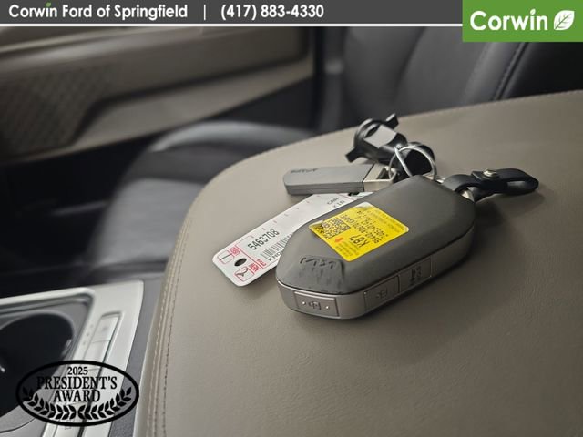Used 2025 Kia Carnival FWD image 26