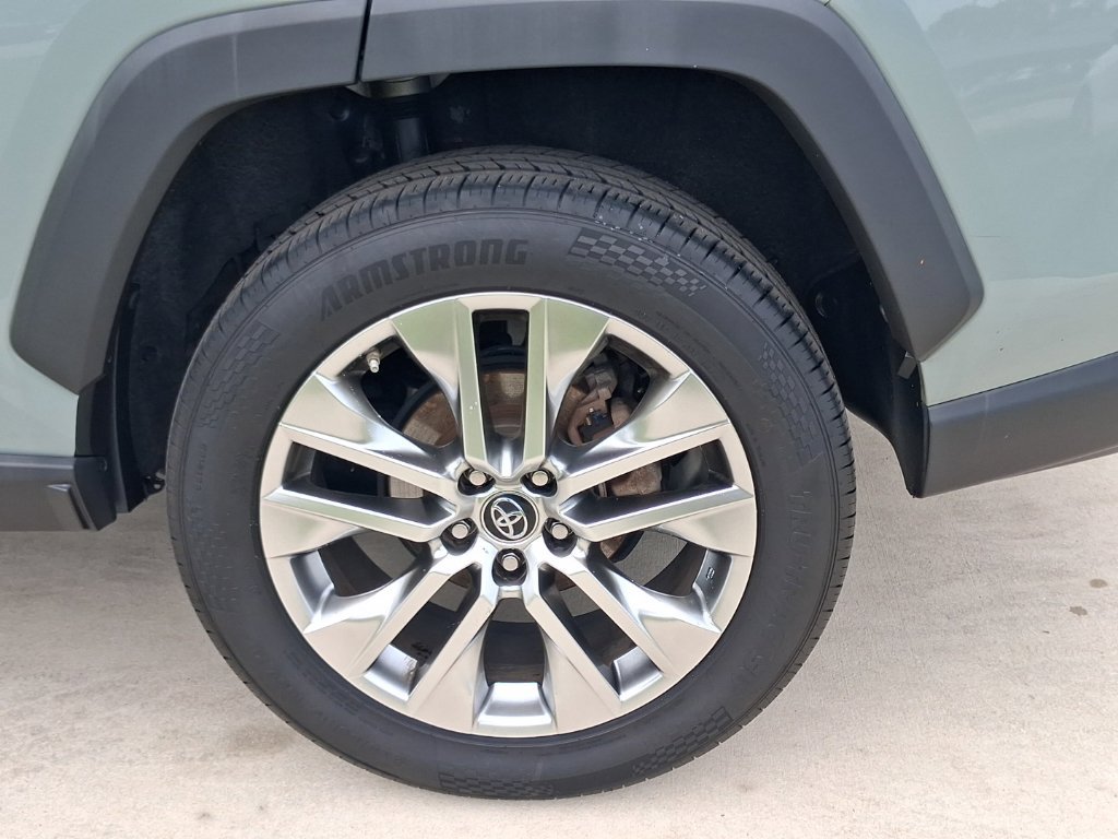Used 2019 Toyota RAV4 XLE Premium w/ Cold Weather Package FWD image 4
