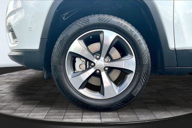 Used 2019 Jeep Cherokee Limited w/ Technology Group AWD/4WD image 33