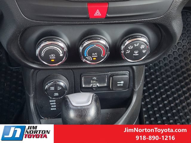Used 2016 Jeep Renegade Trailhawk AWD/4WD image 21