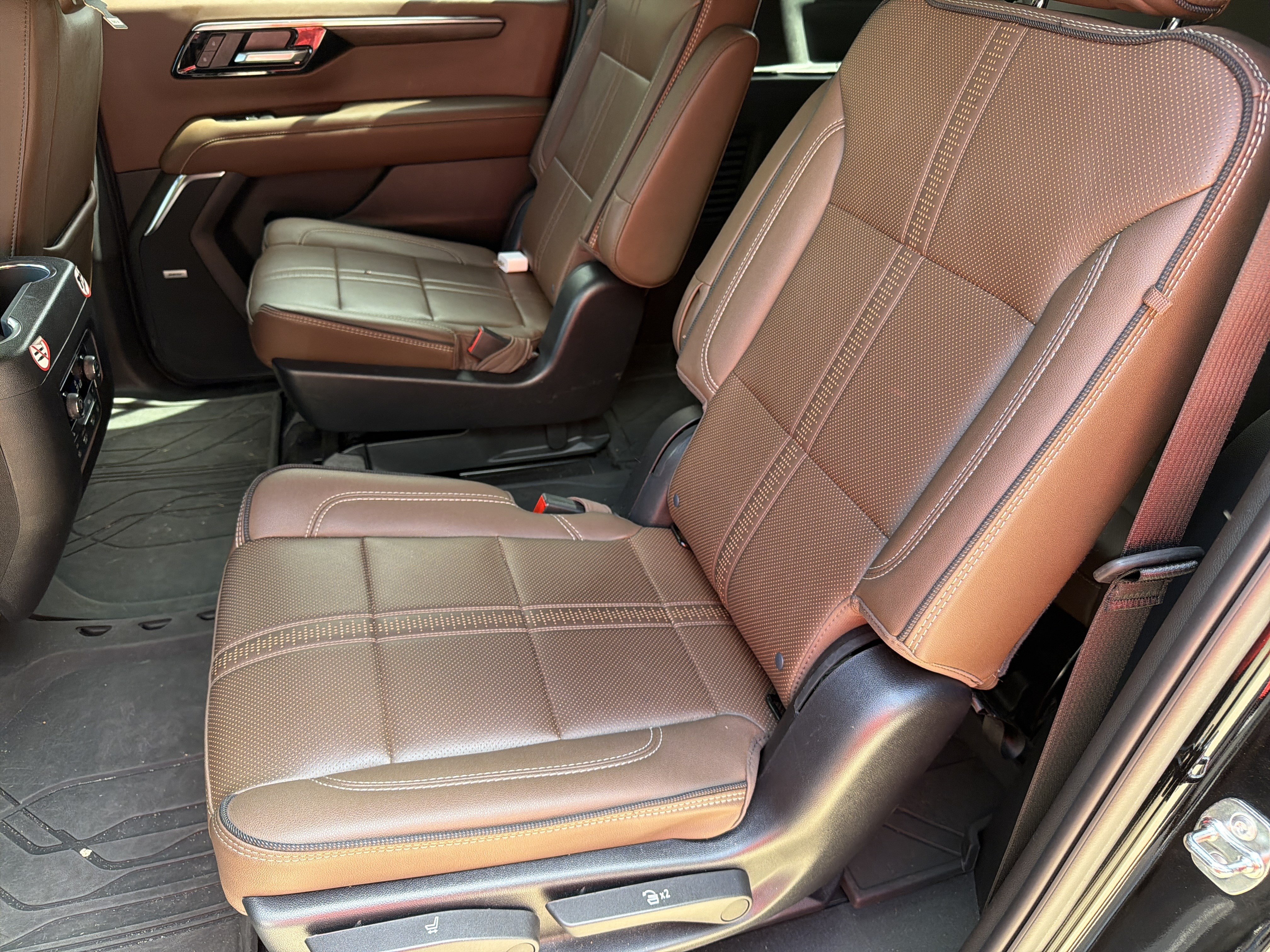 Used 2026 Chevrolet Suburban High Country AWD/4WD image 19