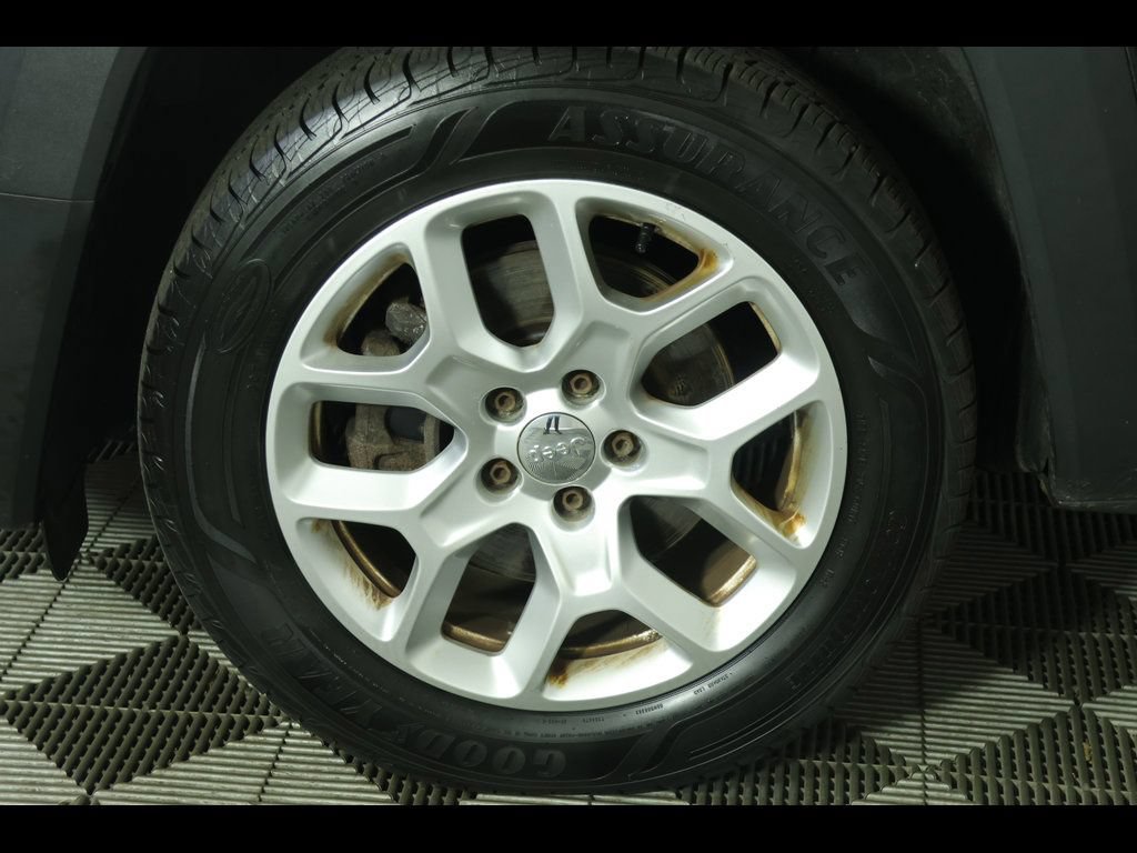 Used 2015 Jeep Renegade Latitude w/ Cold Weather Group FWD image 8