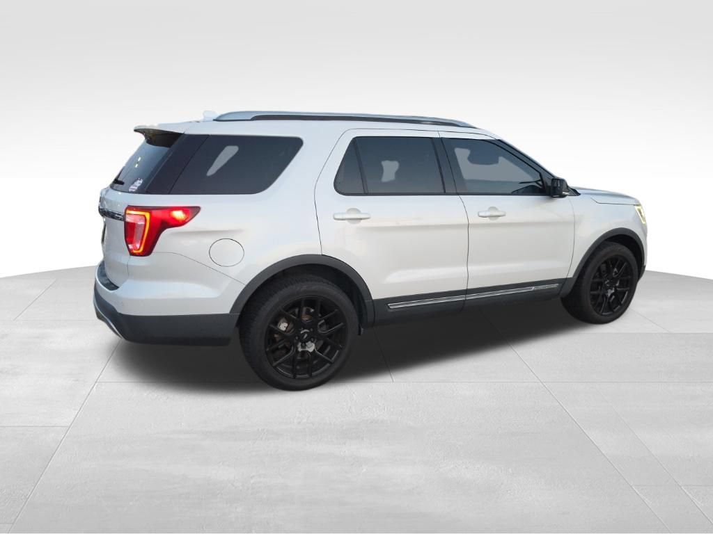 Used 2016 Ford Explorer XLT w/ Equipment Group 202A AWD/4WD image 11