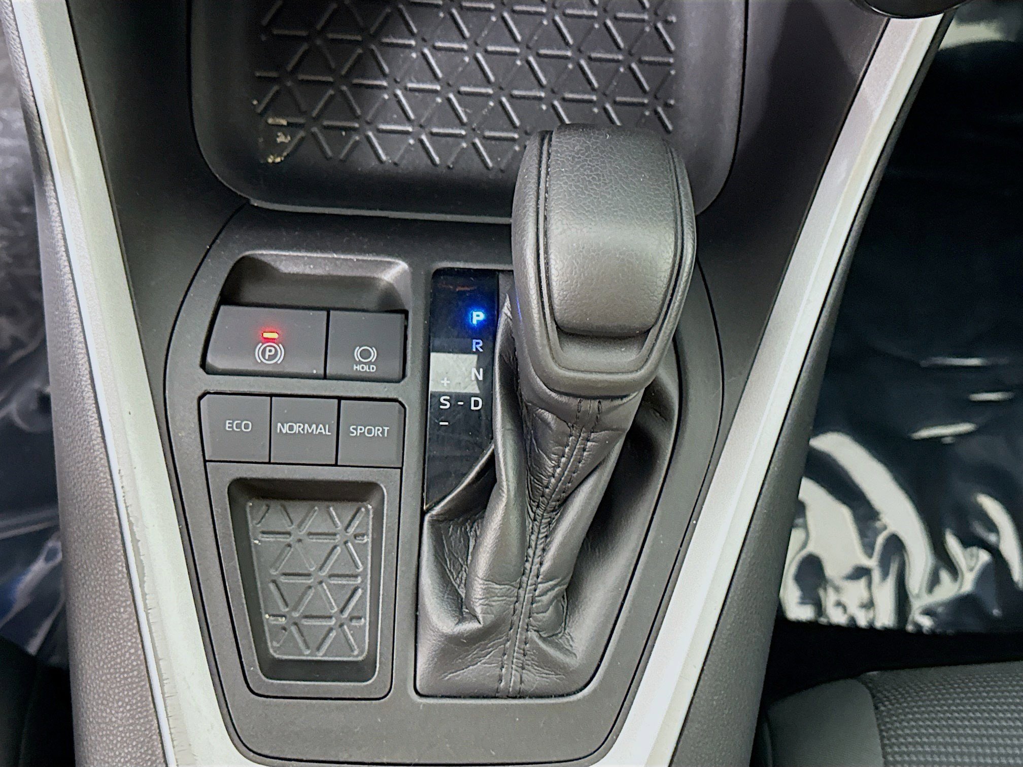 Used 2020 Toyota RAV4 LE image 20