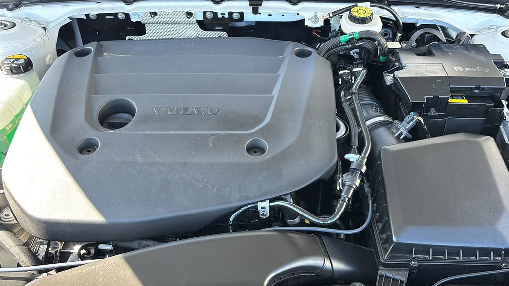 Certified 2026 Volvo XC40 B5 Plus AWD/4WD image 32