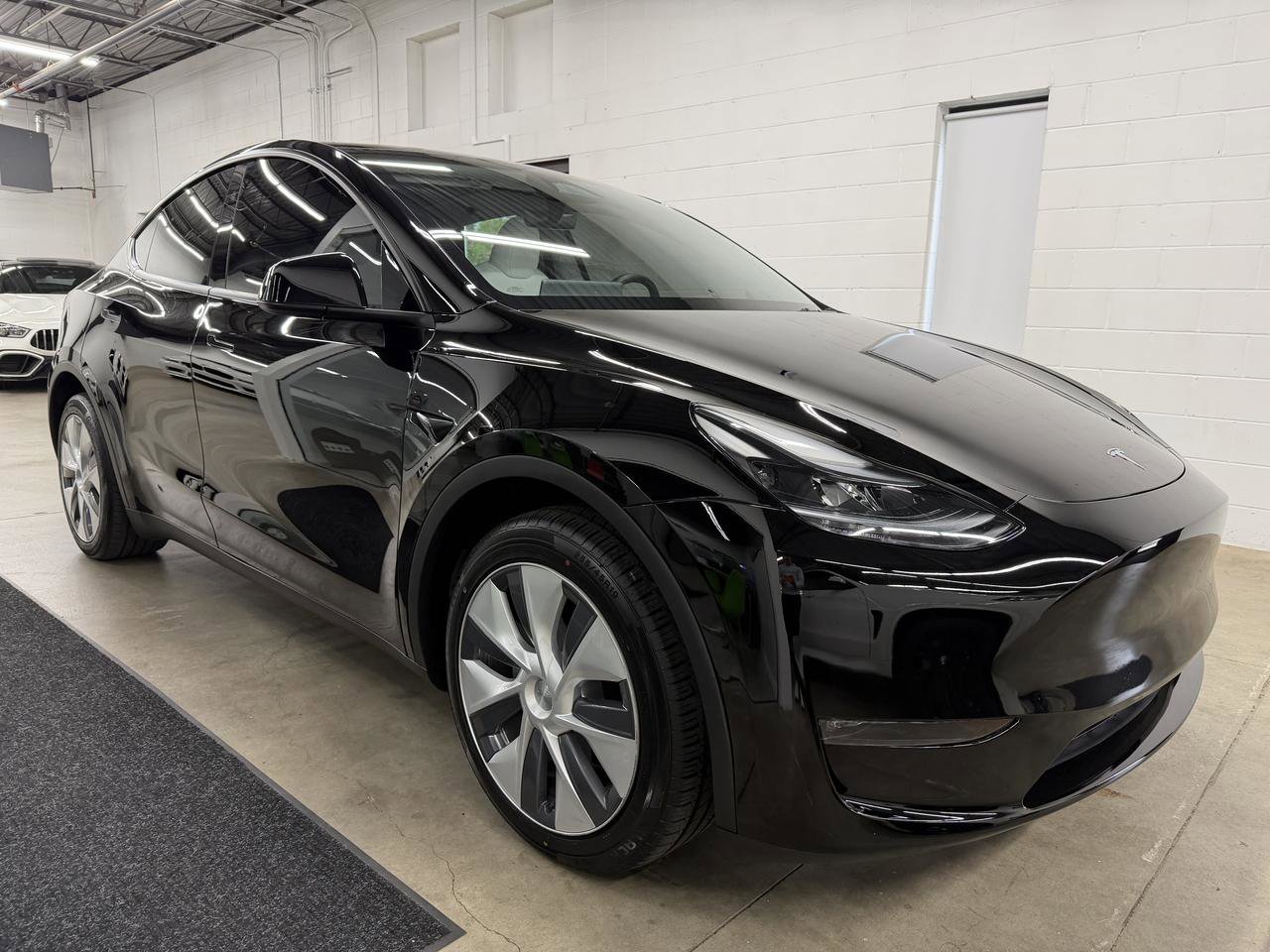 Used 2023 Tesla Model Y Long Range AWD/4WD image 3