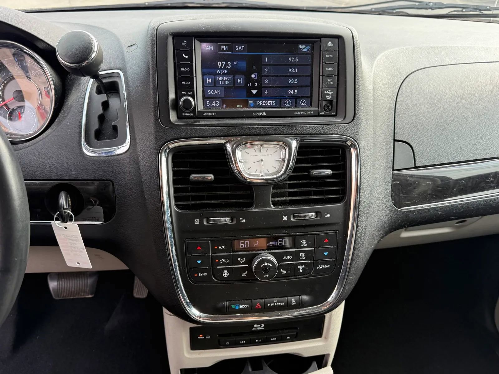 Used 2014 Chrysler Town & Country Limited image 22