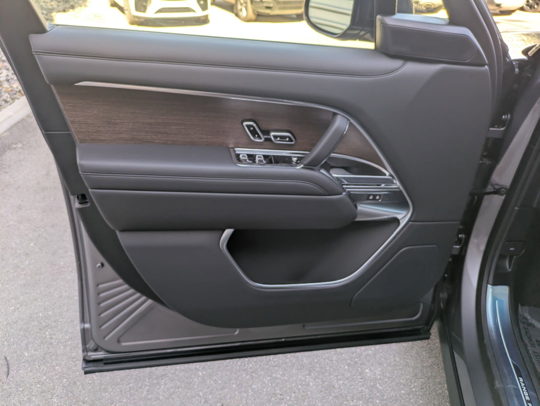 New 2025 Land Rover Range Rover Long Wheelbase SE image 12