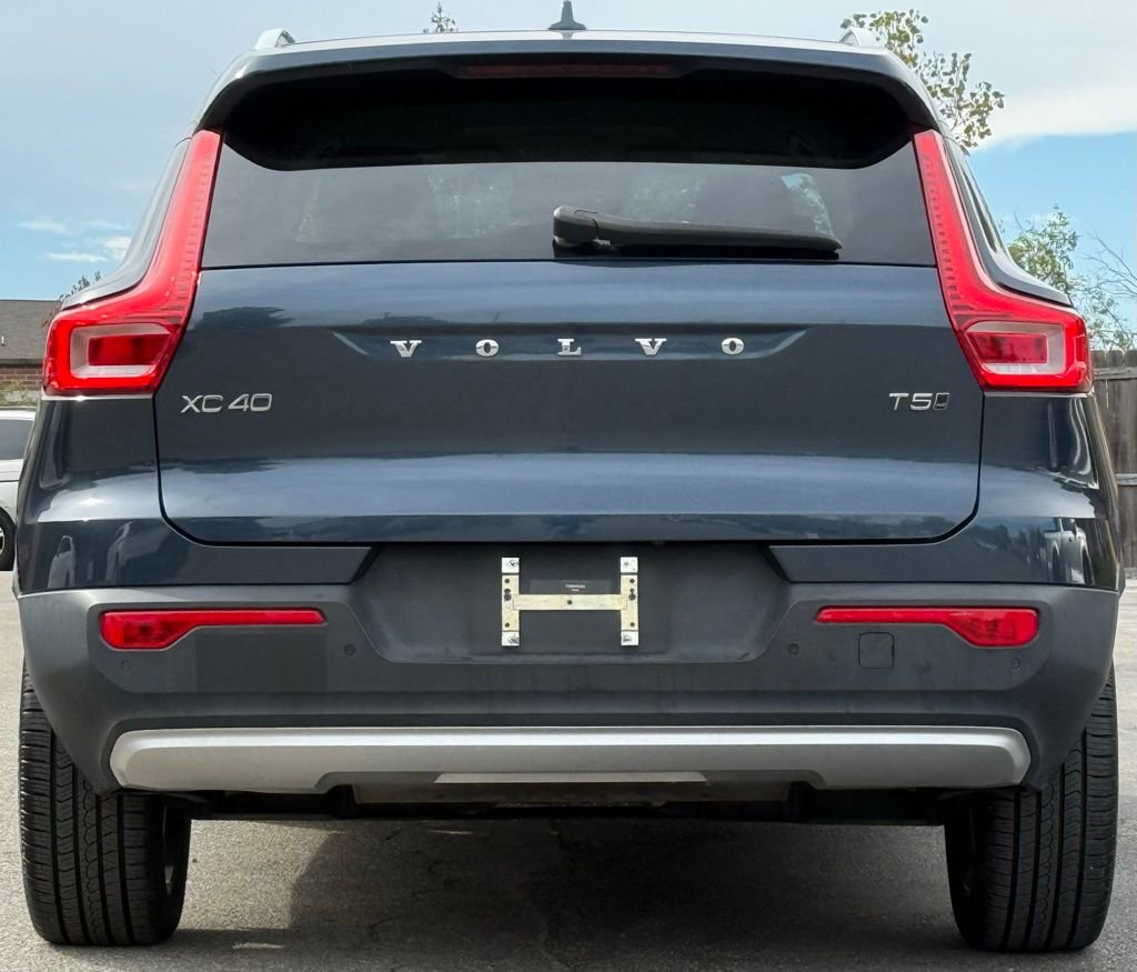 Used 2021 Volvo XC40 T5 Momentum w/ Premium Package image 4
