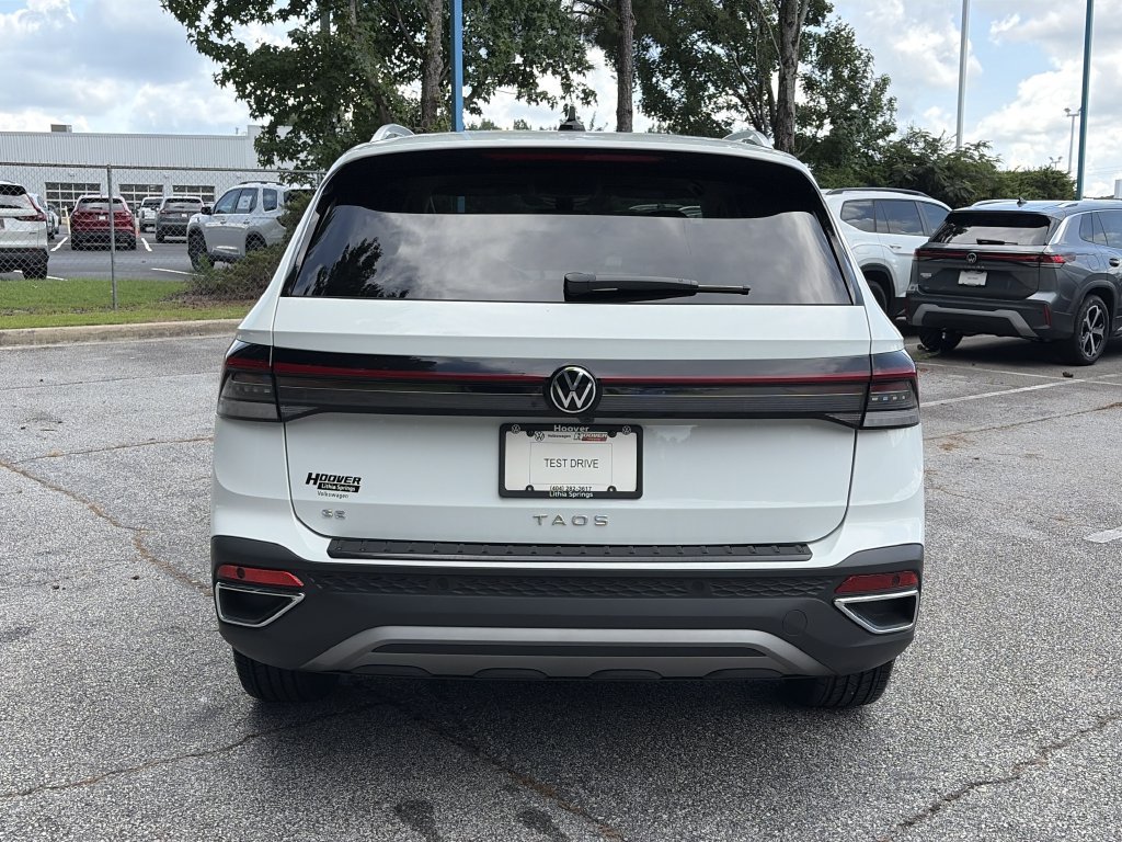 Certified 2025 Volkswagen Taos SE FWD image 22