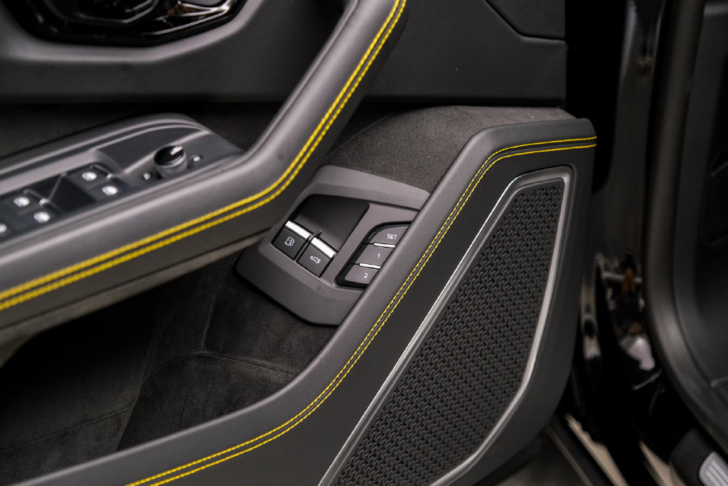 Used 2025 Lamborghini Urus SE AWD/4WD image 47