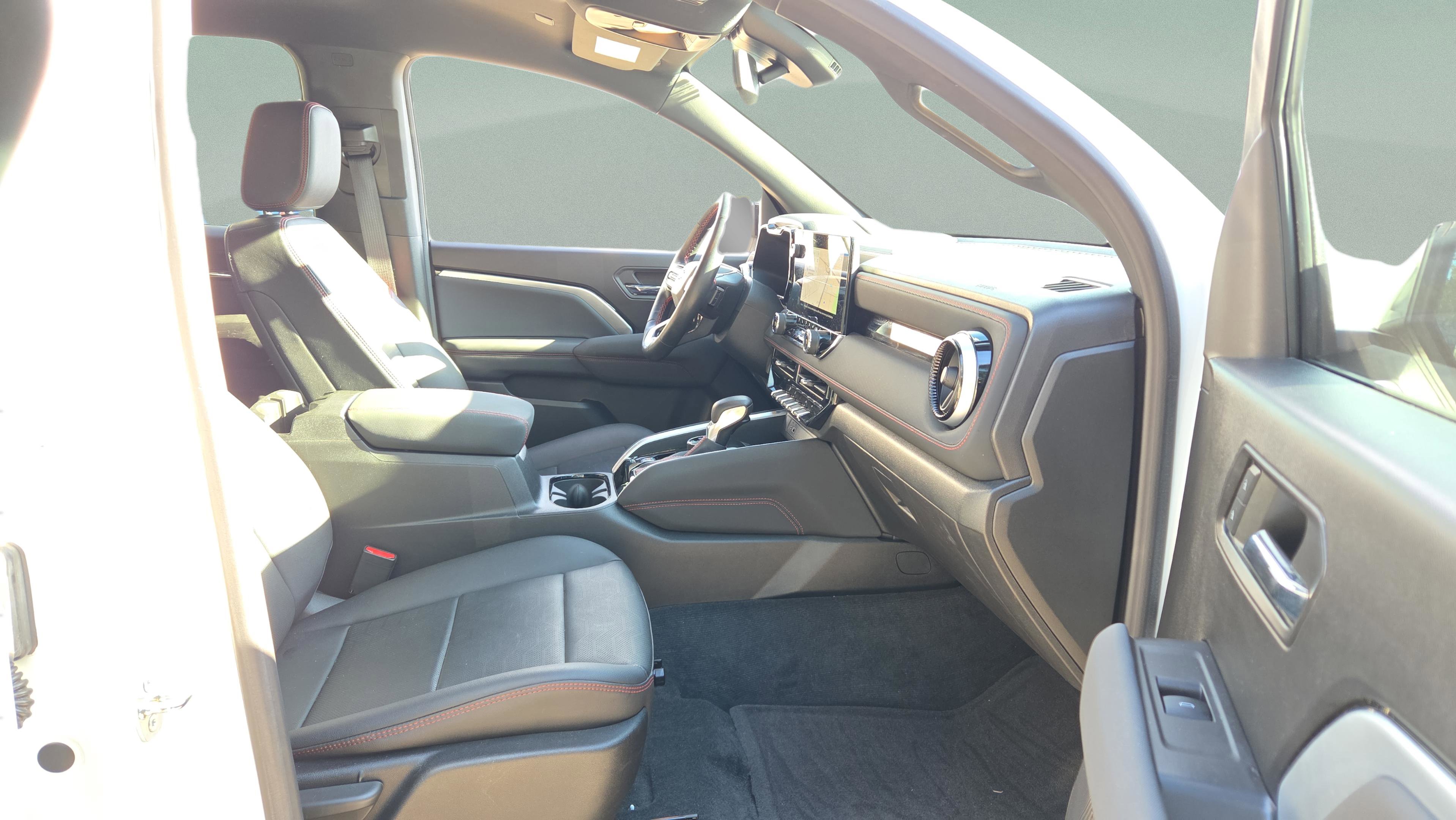 Used 2023 Chevrolet Colorado Z71 w/ Z71 Convenience Package 2 image 15