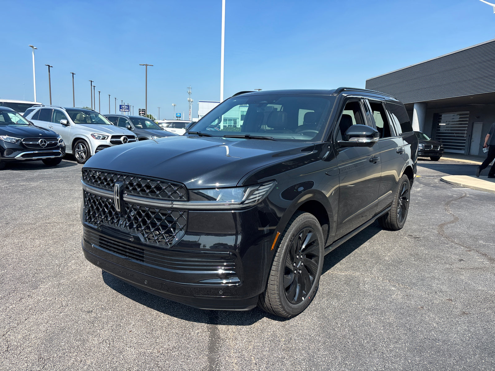 New 2026 Lincoln Navigator Reserve w/ Jet Appearance Package AWD/4WD image 3