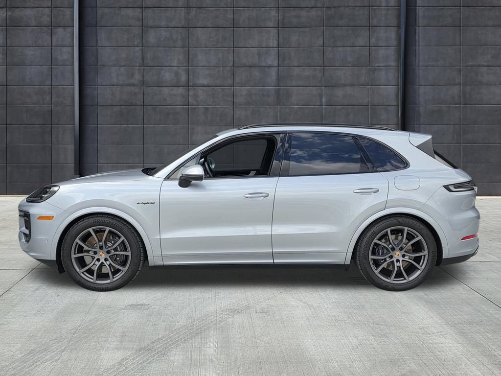 Certified 2026 Porsche Cayenne E-Hybrid AWD/4WD image 2