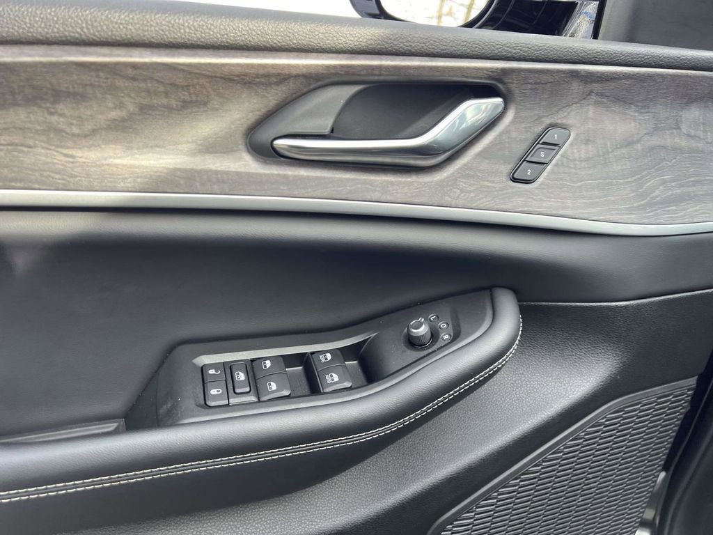 Certified 2024 Jeep Grand Cherokee Limited w/ Black Appearance Package image 20