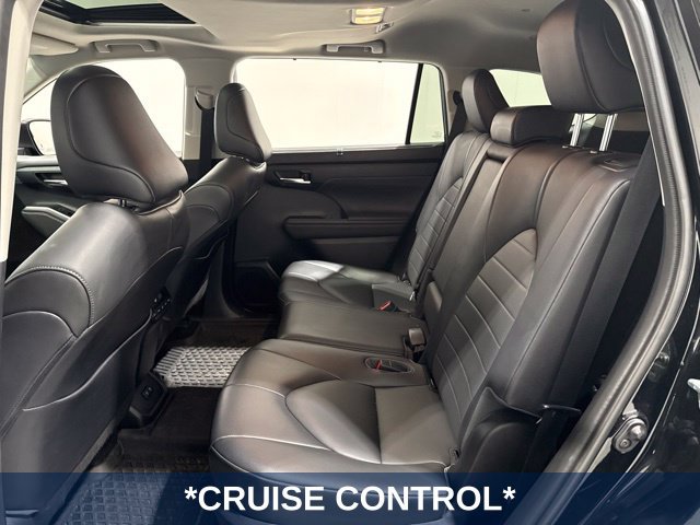 Used 2020 Toyota Highlander XLE AWD/4WD image 10
