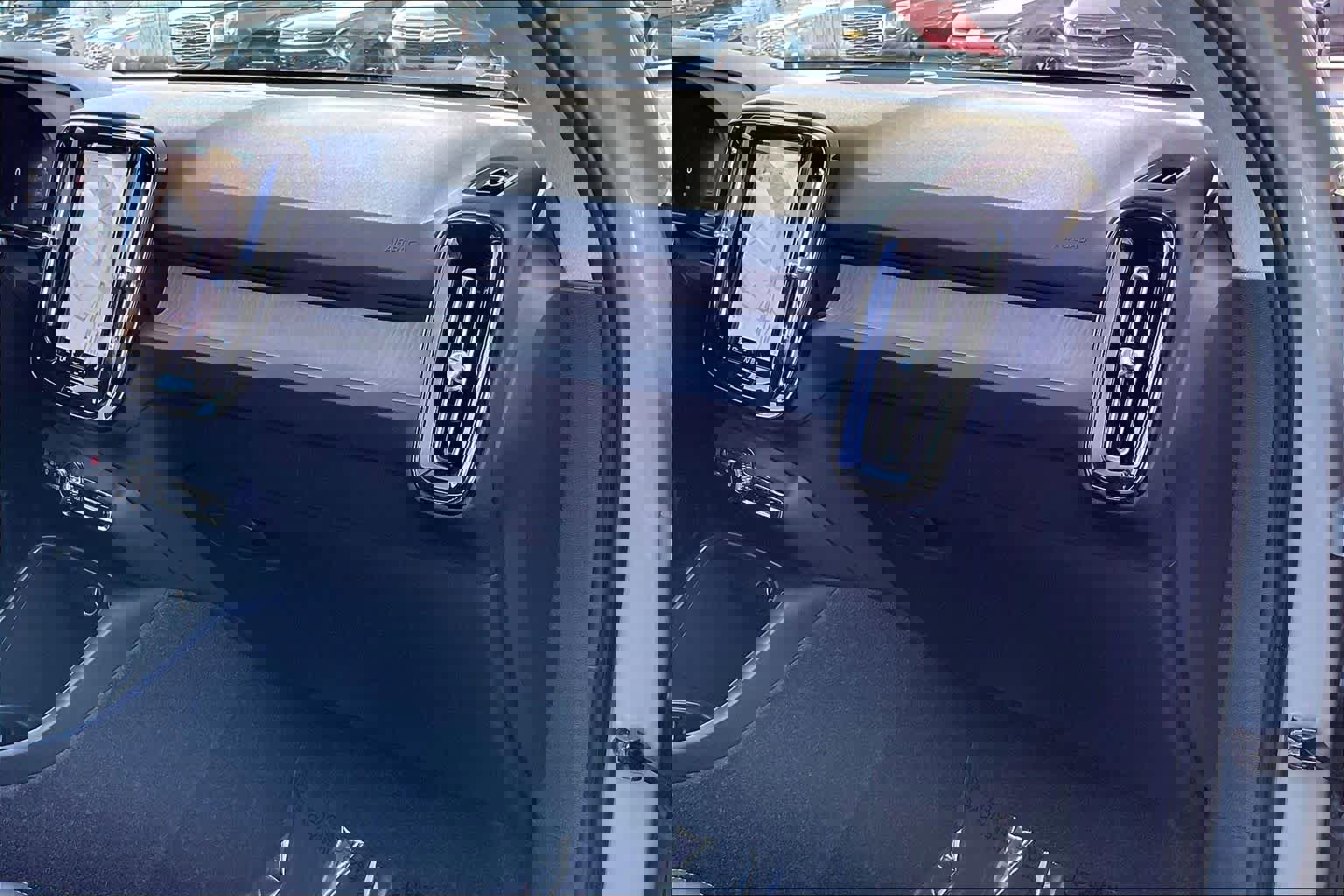 Used 2024 Volvo XC40 B5 Core image 16