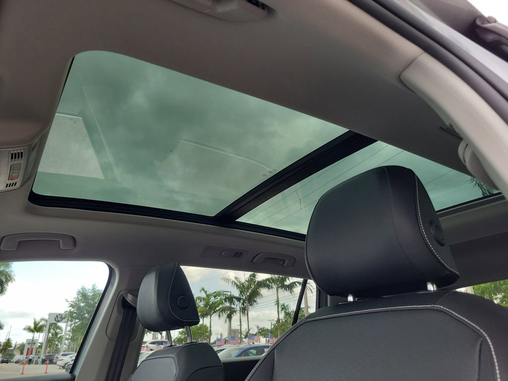 Used 2023 Volkswagen Tiguan SE w/ Panoramic Sunroof Package FWD image 17