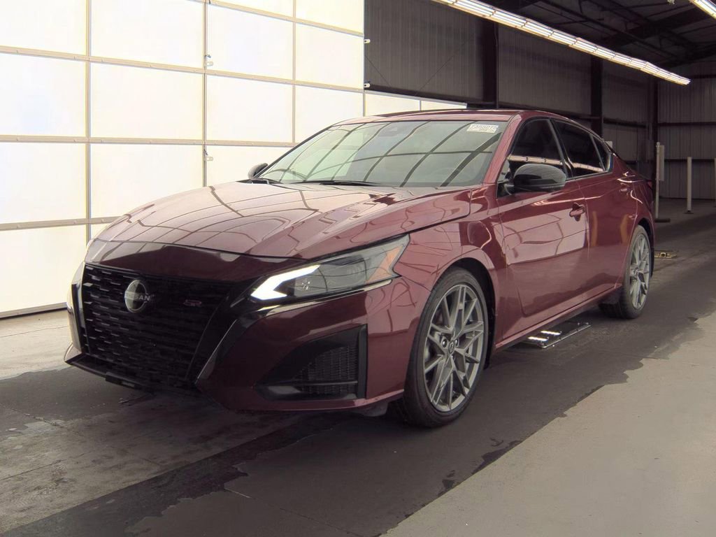 Used 2024 Nissan Altima 2.0 SR FWD image 1