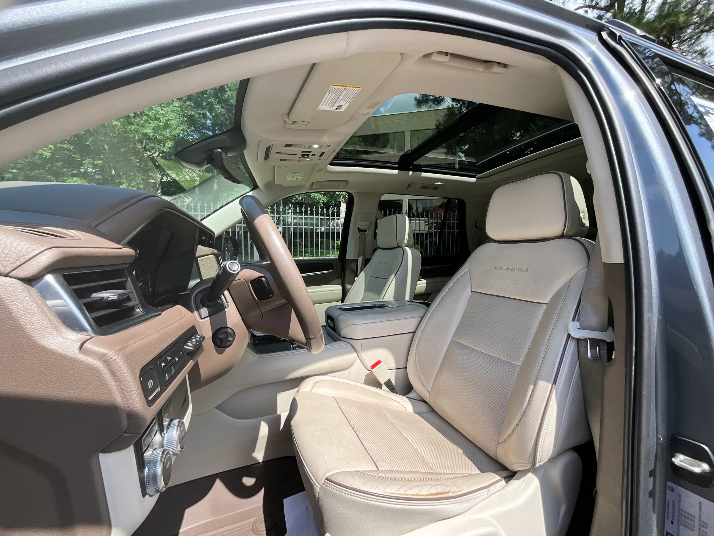 Used 2021 GMC Yukon Denali w/ Denali Premium Package AWD/4WD image 10