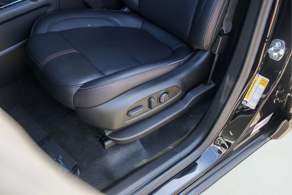 Used 2023 Chevrolet Traverse RS FWD image 11