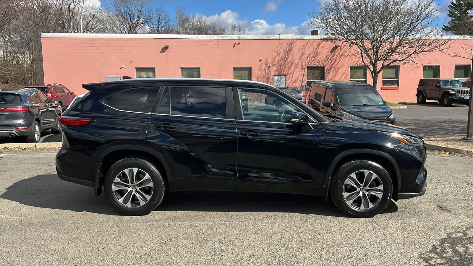 Used 2023 Toyota Highlander XLE AWD/4WD image 7