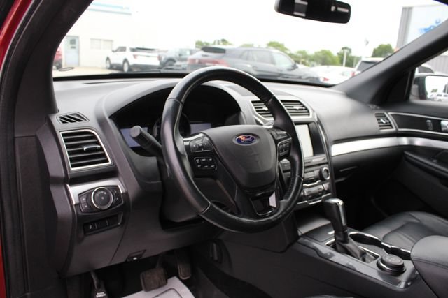 Used 2017 Ford Explorer XLT w/ Equipment Group 202A AWD/4WD image 2