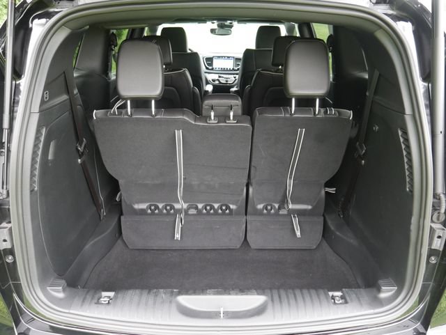 Used 2025 Chrysler Pacifica Limited w/ Trailer Tow Group FWD image 11