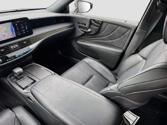Used 2022 Lexus LS 500 w/ Accessory Package (Z2) RWD image 18